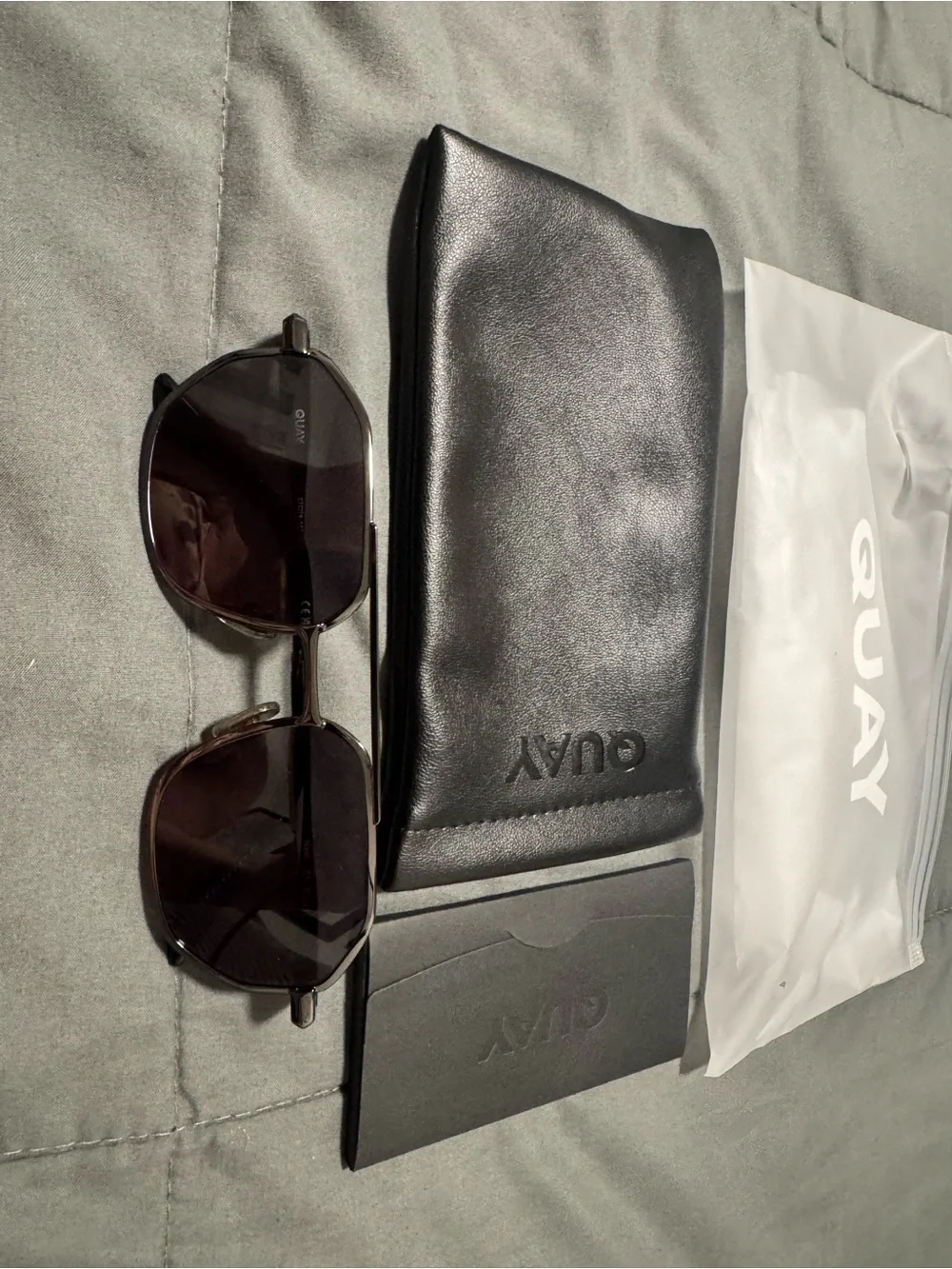 NWT QUAY EnRoute Unisex Black Hexagon Sunglasses Gunmetal frame